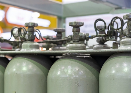 a bunch of gas cylinders are lined up in a row