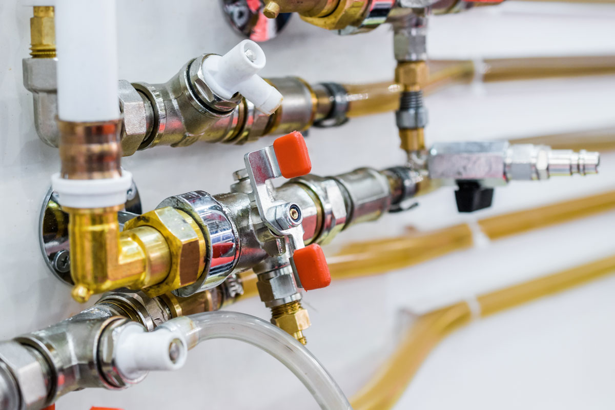 a bunch of pipes are lined up on a wall