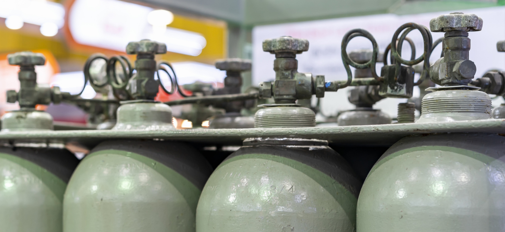 a bunch of gas cylinders are lined up in a row