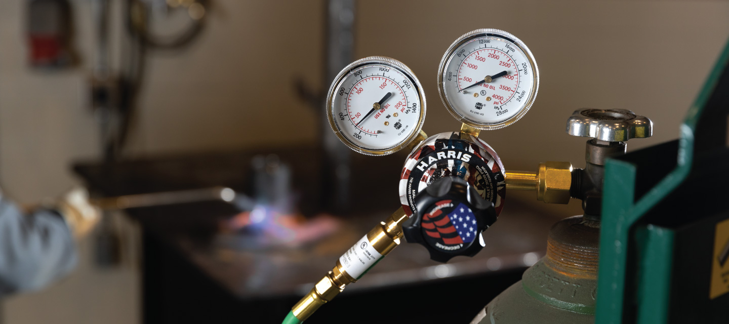 a harris gauge sits on top of a gas cylinder