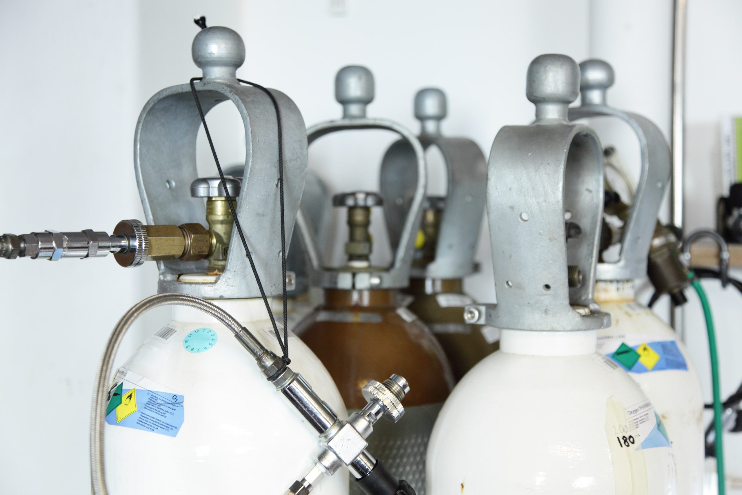 a bunch of gas cylinders are lined up in a row