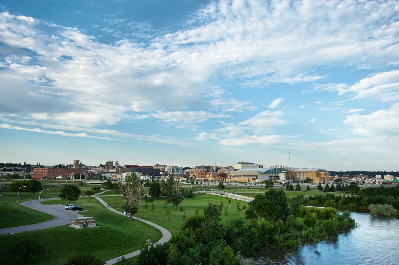 a view of a Sioux City, IA with a river in the foreground